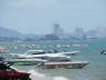 Schnellboote am Strand in Pattaya Jomtien